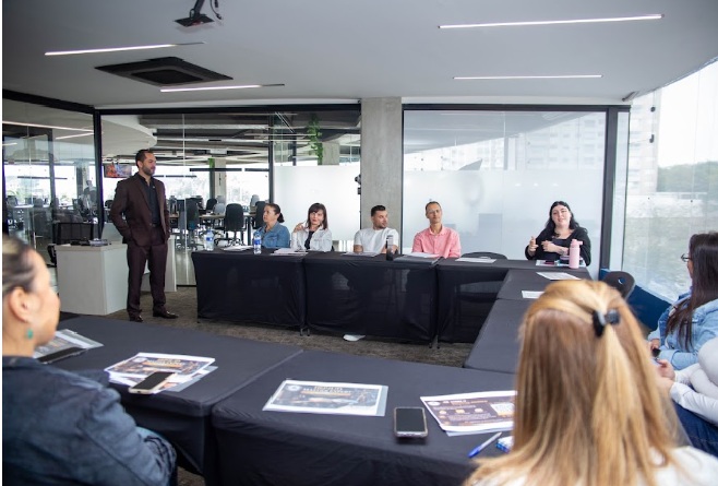 Fernando Árias em aula com os participantes